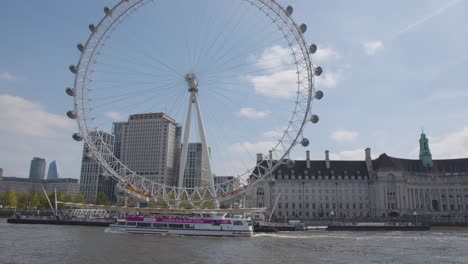 Blick-Vom-Touristenboot-Auf-Die-Themse-Mit-London-Eye-Und-London-Aquarium